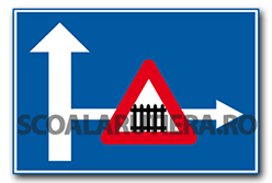 Presemnalizarea unui loc periculos, o interzicere sau o restricție pe un drum lateral