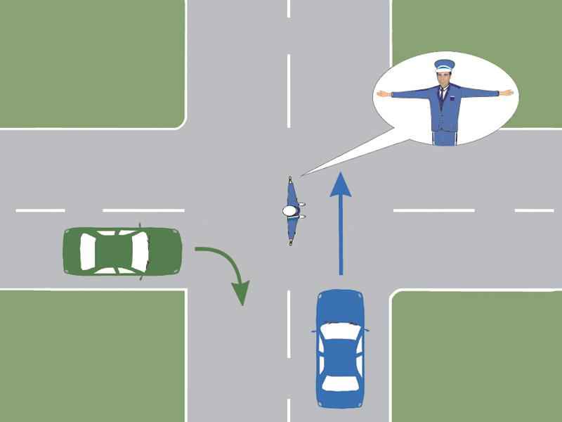 Ce comportament este corect în situația prezentată, dacă vă aflați la volanul autoturismului verde?
