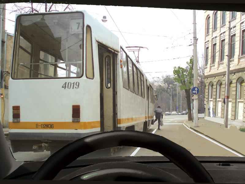 Puteţi depăşi tramvaiul oprit în staţie?