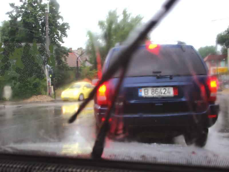După o ploaie torențială, este necesar să se păstreze o distanță considerabil mai mare față de vehiculul care circulă în față?
