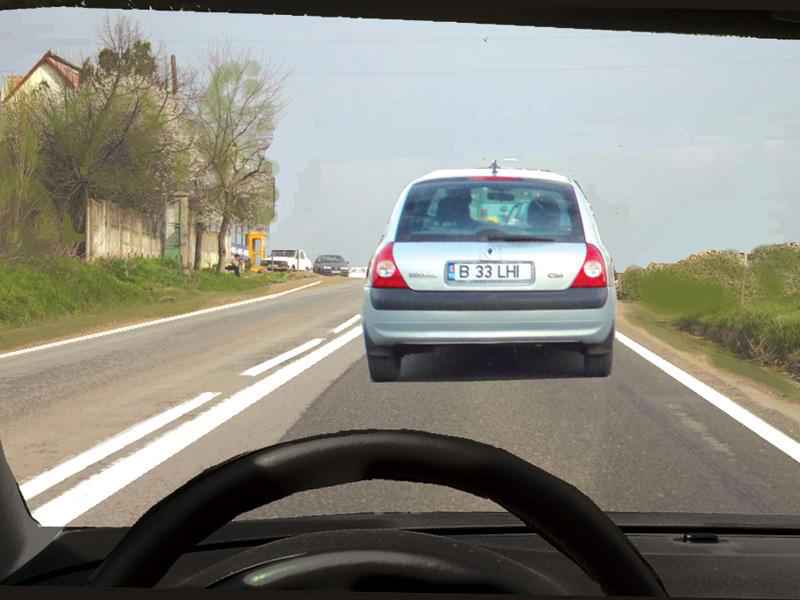 În această situație executați corect depășirea autoturismului alb?