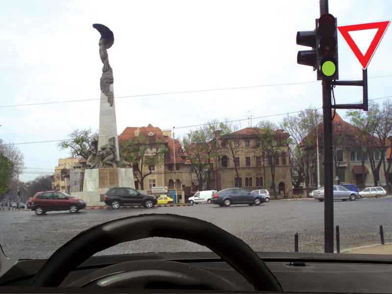 Cum procedaţi în intersecţia care urmează?