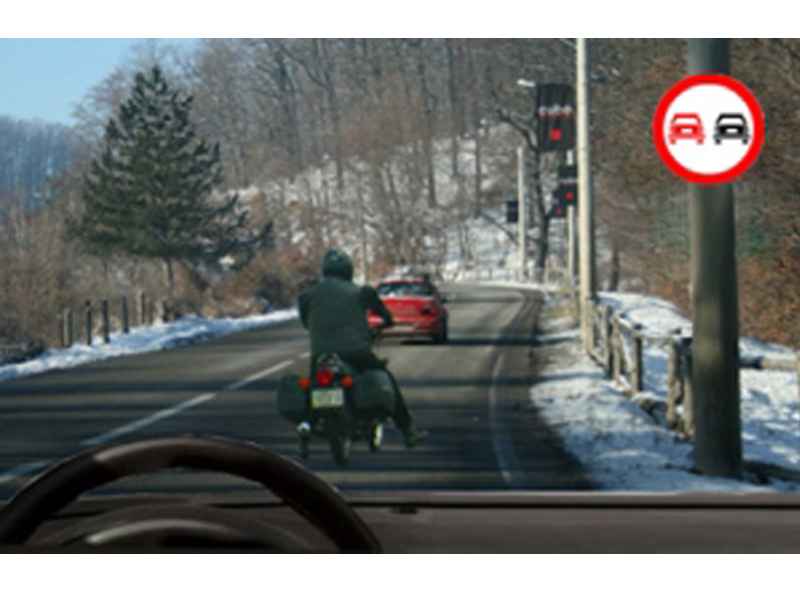 Este corect să depășești motocicleta din fața ta?