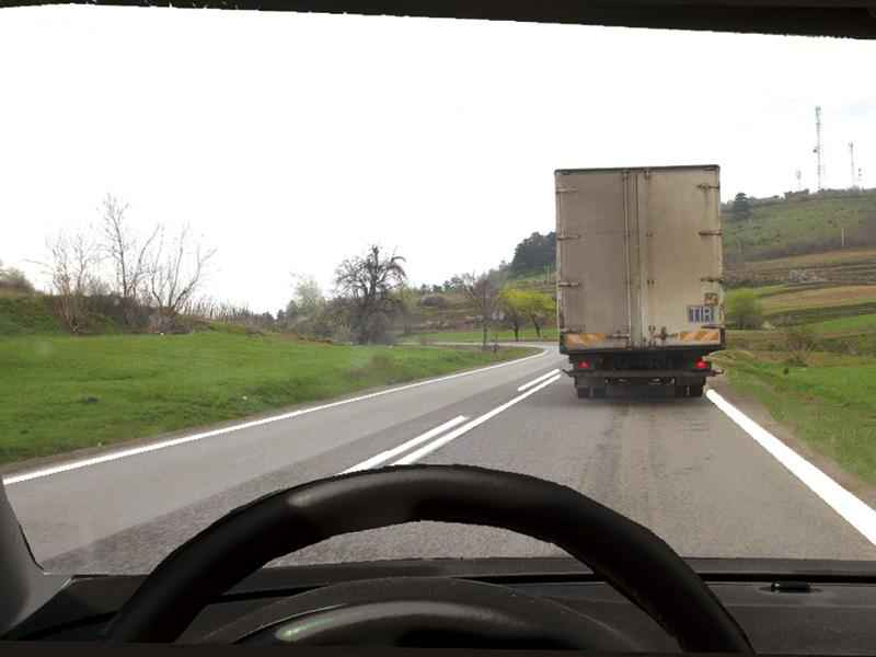 Este corectă depășirea autocamionului din imagine?