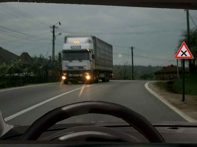 În situația dată, pentru a vă semnaliza prezența, veți schimba alternativ luminile de drum cu luminile de întâlnire?