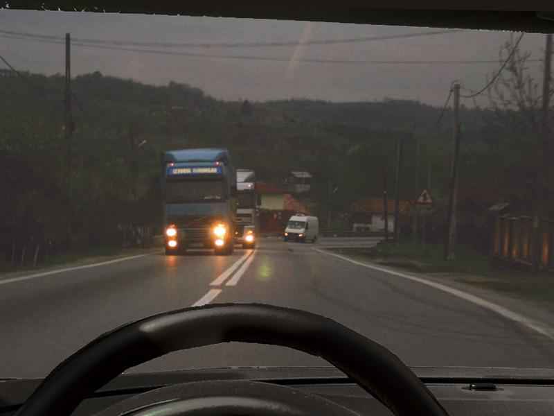 Intenționați să consultați o hartă rutieră. Cum este recomandat să procedați?
