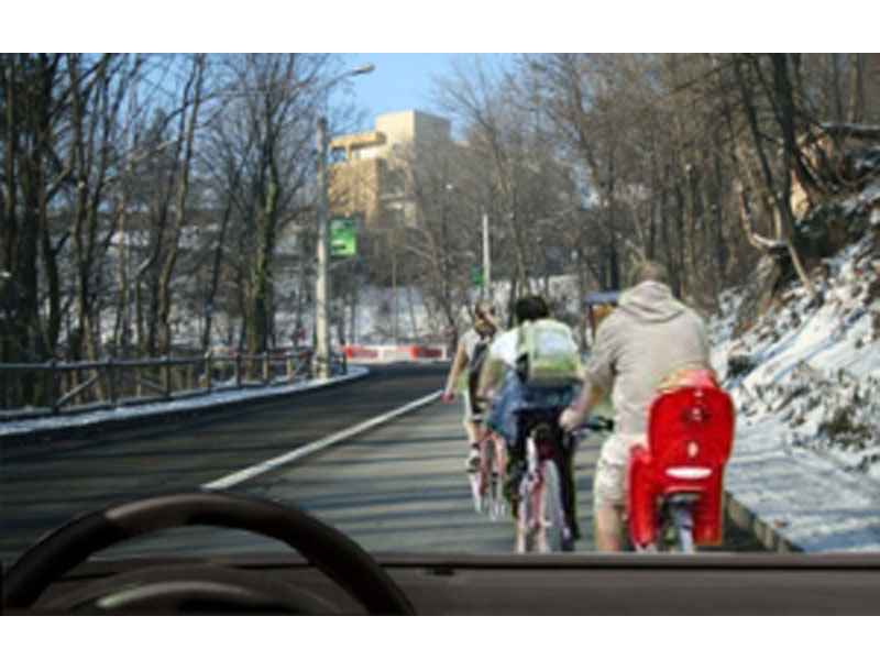 Pentru a depăși acești bicicliști poți trece peste linia continuă?