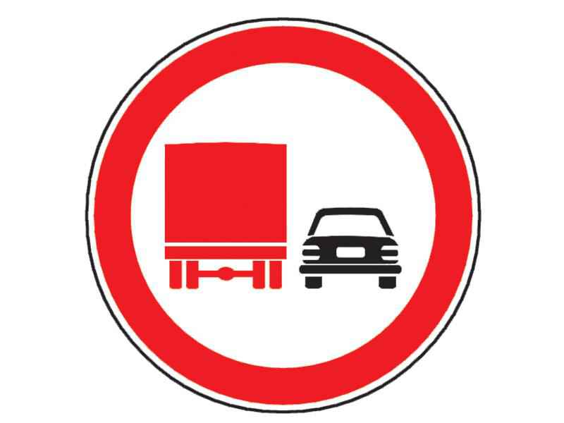 Vă aflaţi la volanul unui autocamion şi întâlniţi indicatorul alăturat. Cum veţi proceda?
